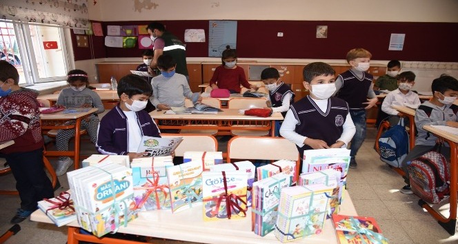 Belediyeden okullara kitap desteği