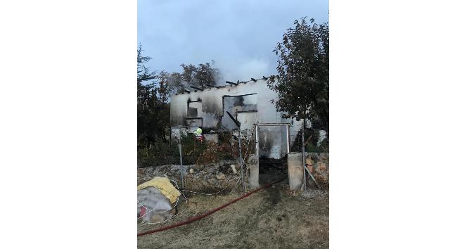 Kızılcahamam’da çıkan yangında bir ev tamamen yandı