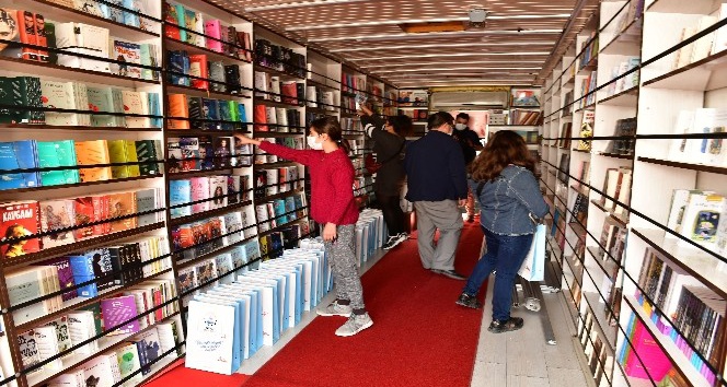 Edebiyat Otobüsü kapılarını Çiğlili okurlara açtı