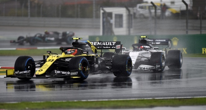 Formula 1&#039;de sıralama turlarına yağmur engeli