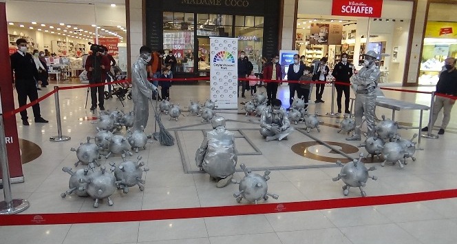 Ceylan Karavil Park AVM’de canlı heykeller, korona virüse karşı uyardı