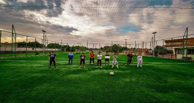 Başkan Beyoğlu’ndan gençlere ücretsiz halı saha jesti