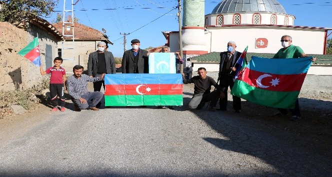 Azerbaycan’ın zaferi sonrası köylerini bayraklarla donattılar