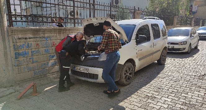 Araç motoruna sıkışan kediyi itfaiye ekipleri kurtardı