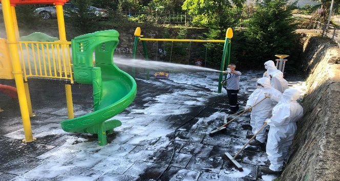 Altınordu Belediyesi’nden park ve çocuk oyun gruplarında kapsamlı temizlik