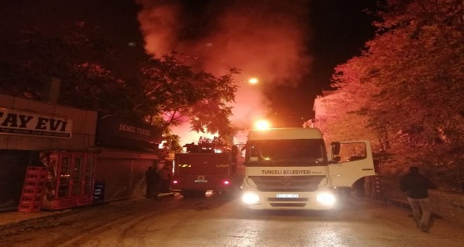 Tunceli’de alevlere teslim olan 2 katlı kafe küle döndü