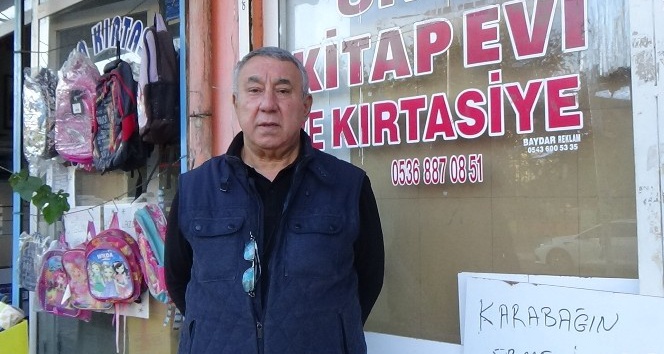Karabağ zaferi şerefine kırtasiye dükkanında indirim yaptı