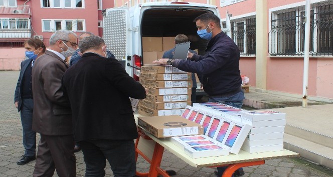 SEY Vakfı Piraziz ilçesine 110 adet bilgisayar bağışında bulundu