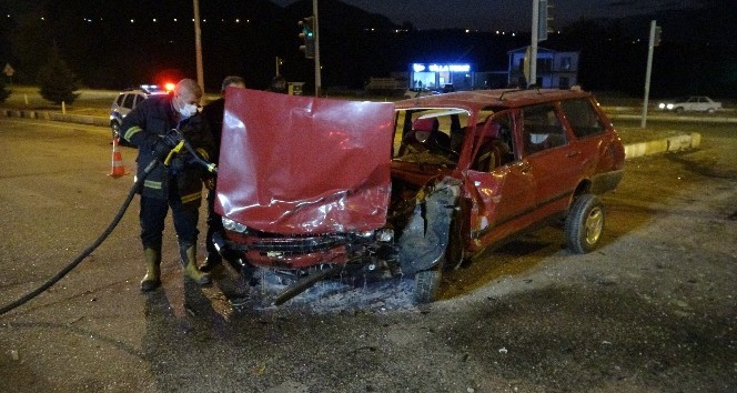 Kırmızı ışıkta geçti: 4 yaralı