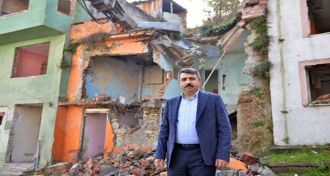 Mollaarap’ta heyelanlı bölgede kamulaştırılan binalar yıkılıyor