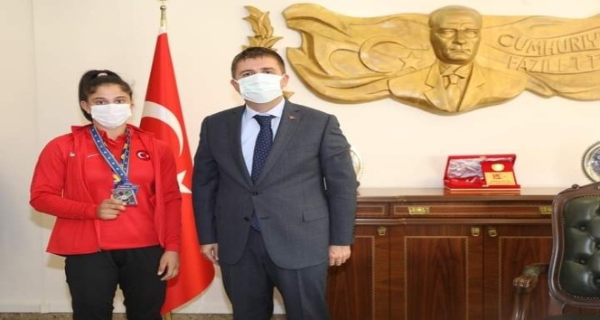 Vali Sarıibrahim, Avrupa üçüncüsü bronz madalya kazanan Özlem Yıldız’ı tebrik etti