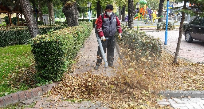 Temizlik ekiplerinin “yaprak" mesaisi kolaylaştı