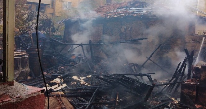 Amasya’da ahşap ev tamamen yandı