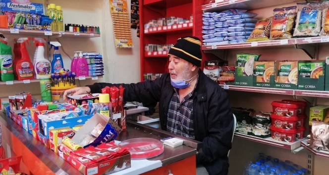 İstanbul’da yaşlı adama markette ekmek bıçağıyla gasp girişimi