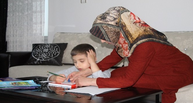 İşitme engelli anne, çocukları için okuma yazma öğreniyor