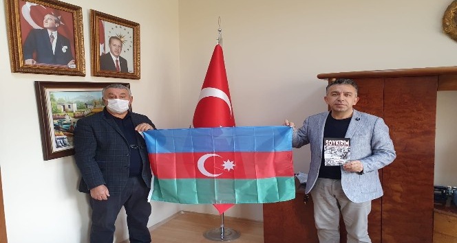 Serdar Ünsal, “Soykırım” kitabını Meslek Yüksek Okulu müdürüne hediye etti