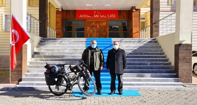 Türk Tarihini ve Kültürünü tanıtmak için Köln’den bisikletiyle yola çıkan Recai Pak, Vali Hüseyin Öner’i, ziyaret etti