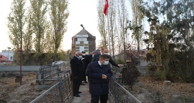 Vali Sarıibrahim tarihi mezarlığı ziyaret etti