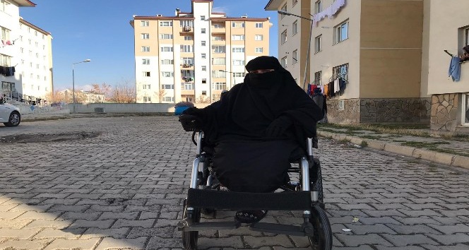 Cam kemik hastası kadın, akülü sandalyesine kavuştu
