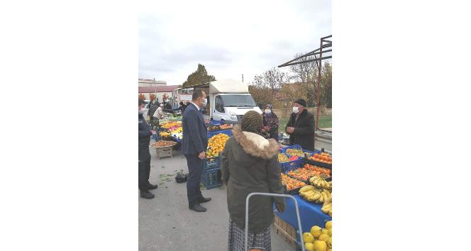 Kaymakam Güven’den pazar yerinde Covid-19 denetimi