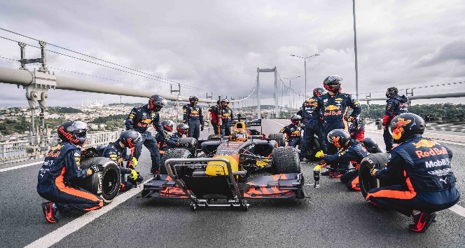 Red Bull Pit Stop Challenge’da en hızlı pit’i yaptılar, Albon ve Verstappen ile buluştular