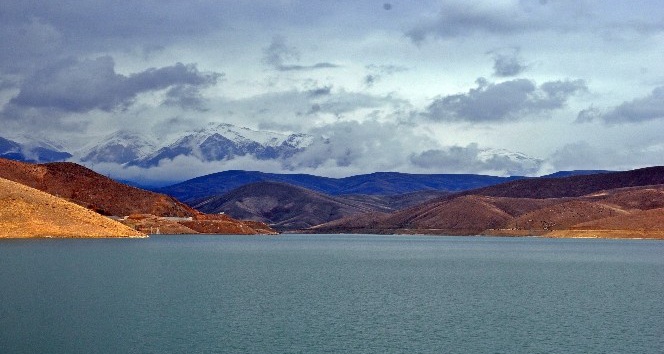 Dilimli Barajı’nda sonbahar ve kar güzelliği büyülüyor