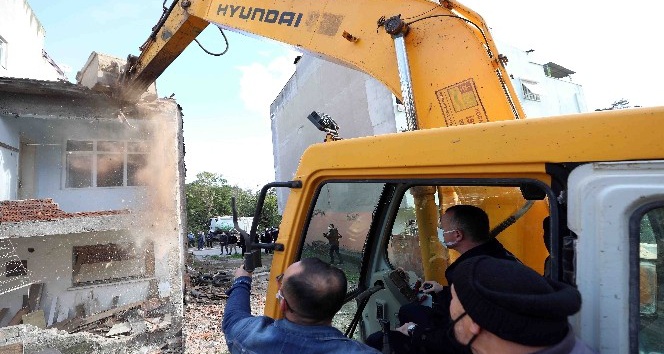 Kocaeli’de depremden kalan bin 502 adet hasarlı binanın yıkımına başlandı