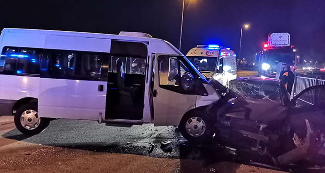 Askeri personel taşıyan minibüs ile otomobil çarpıştı: 8 yaralı