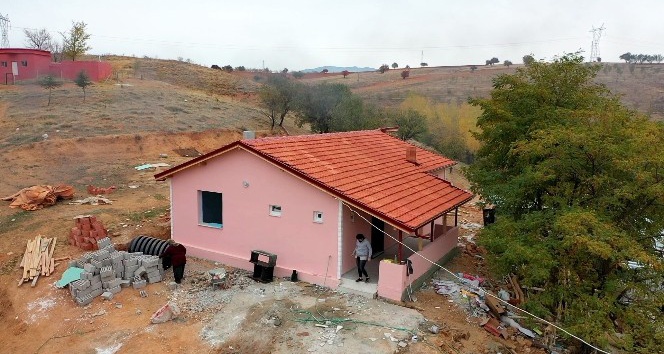 Isparta’da zor şartlarda yaşayan 7 kişilik aile yeni evleri için gün sayıyor