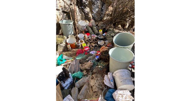 Bitlis’te teröristlerce toprağa gömülmüş malzemeler ele geçirildi