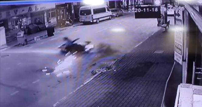 Bursa’da kontrolden çıkan motosiklet savruldu...İki kişi ölümden böyle döndü