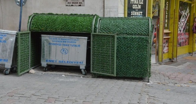 Emet’te çöp konteynerleri yeşile büründü