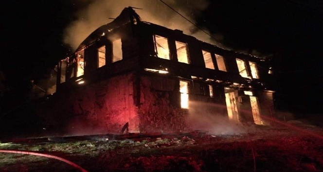 Bolu’da 2 katlı ahşap ev yangında kül oldu