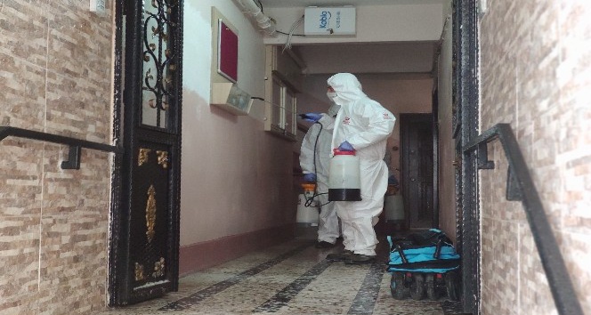 Fatih’te virüs vakalarının olduğu binalar dezenfekte ediliyor