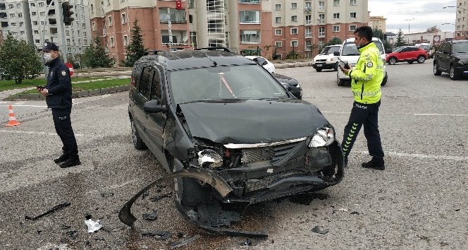 Samsun’da kavşakta iki araç çarpıştı: 1 yaralı