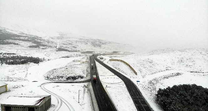 Erzincan - Sivas kara yolunda kar yağışı sürücülere zor anlar yaşattı