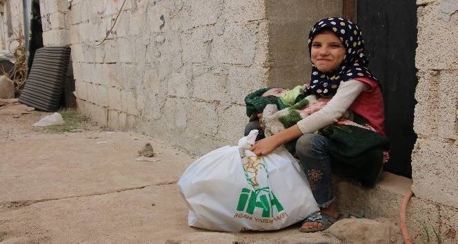 Afrin’de bin yetime çocuk gıda paketi