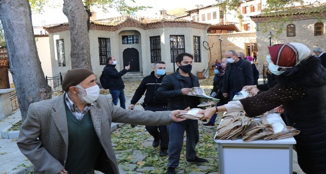 Safranbolu Belediyesi simit ve maske dağıtımına devam ediyor