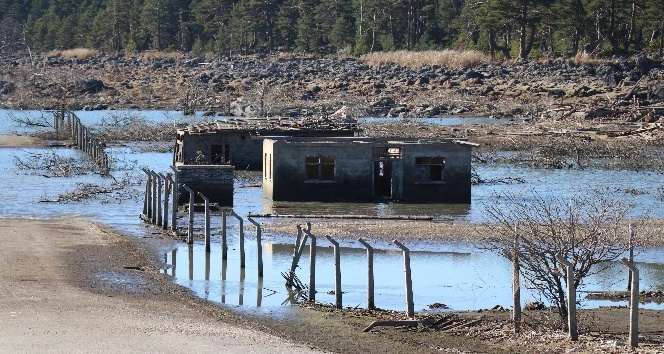 Seben Gölü’nün boşaltılma çalışmalarında eski yapılar gün yüzüne çıktı