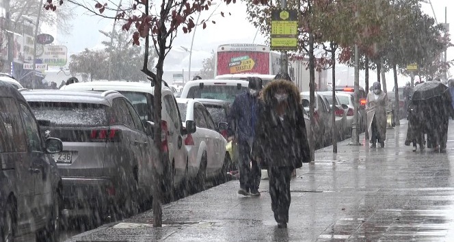 Erzurum’da kar yağışı sürücülere ve yayalara zor anlar yaşattı