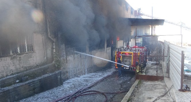 Tekstil fabrikasındaki yangın 4 saatte kontrol altına alındı