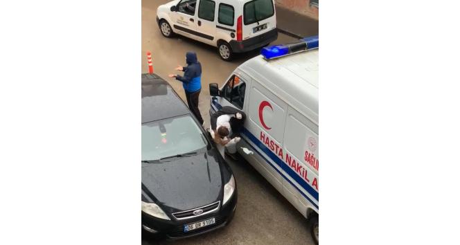 ’Ben polisim’ diyerek ambulans şoförünü darp etti