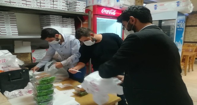 İzmir’de restoranlarda paket servisi yoğunluğu