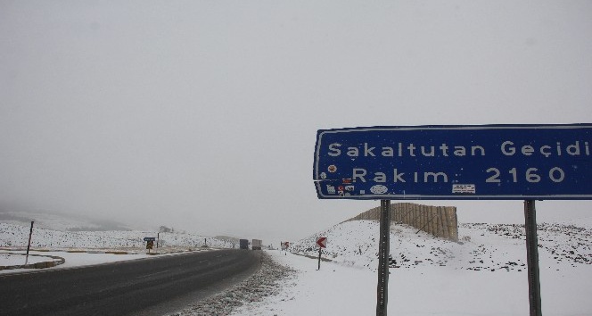 Erzincan’ın yüksek kesimlerinde kar, şehirde asfalt