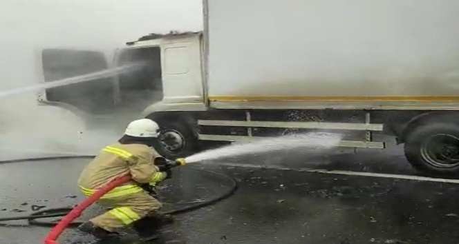 Lastikten çıkan kıvılcımlar kamyonu yaktı