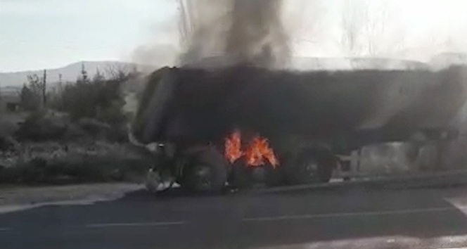 Hafriyat tırının lastikleri alev aldı