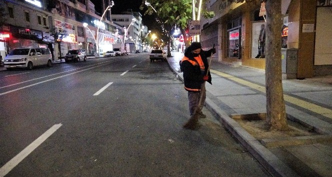 Sessizliğe bürünen cadde ve sokaklar temizlik görevlilerine kaldı