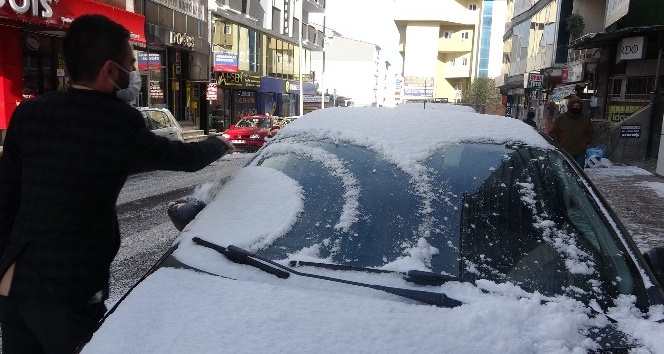 Ardahan kent merkezine mevsimin ilk karı yağdı