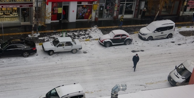 Kar bir anda bastırdı! Her yer beyaza büründü