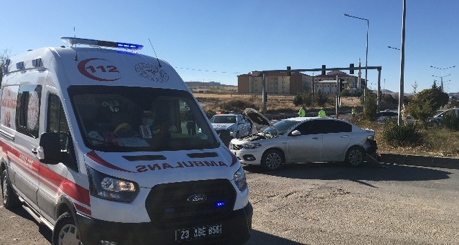 Elazığ’da otomobiller çarpıştı:1 yaralı